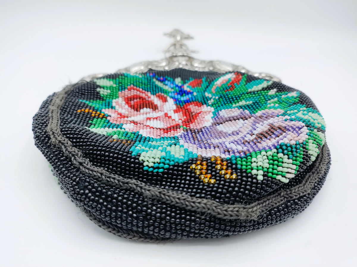 Zwarte borduurwerk tasbeugel met kleurrijke bloemen en zilveren bovenklem