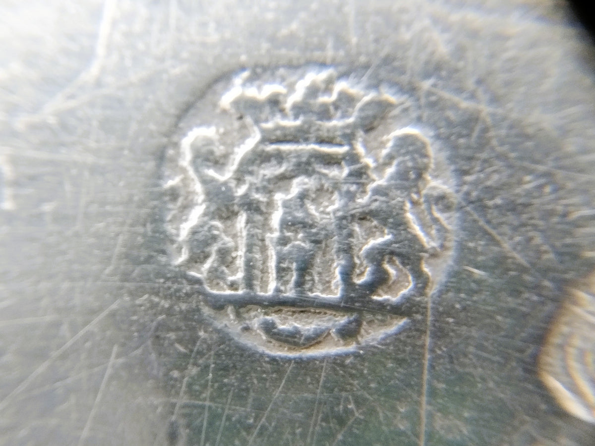 Zilveren tasbeugel, close-up van ingeslagen stempel op het metaal