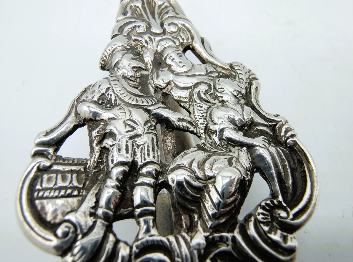 Zilveren tasbeugel met gedetailleerd ornament en reliëfscène