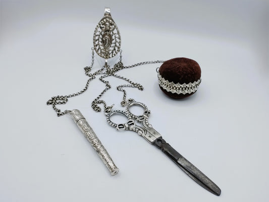 Zilveren chatelaine set met kettinghanger, schaar, zakmes en fluwelen prop