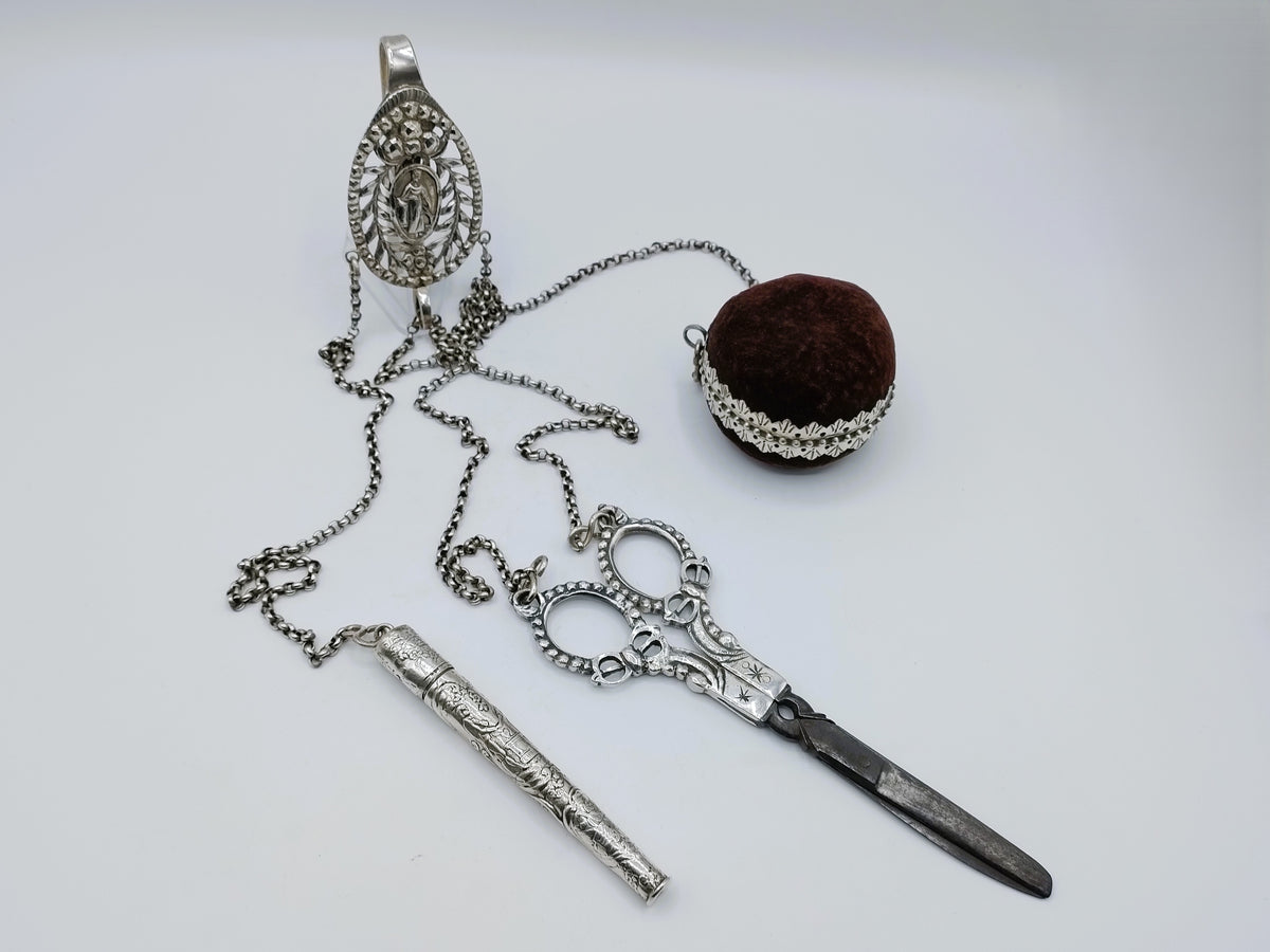 Zilveren chatelaine met ketting, hangende hanger en schaar; fluwelen prop meegeleverd