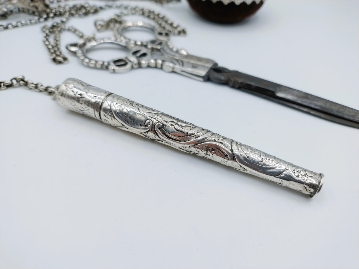 Zilveren chatelaine-handvat met gravures en bijbehorende schaar, detailopname