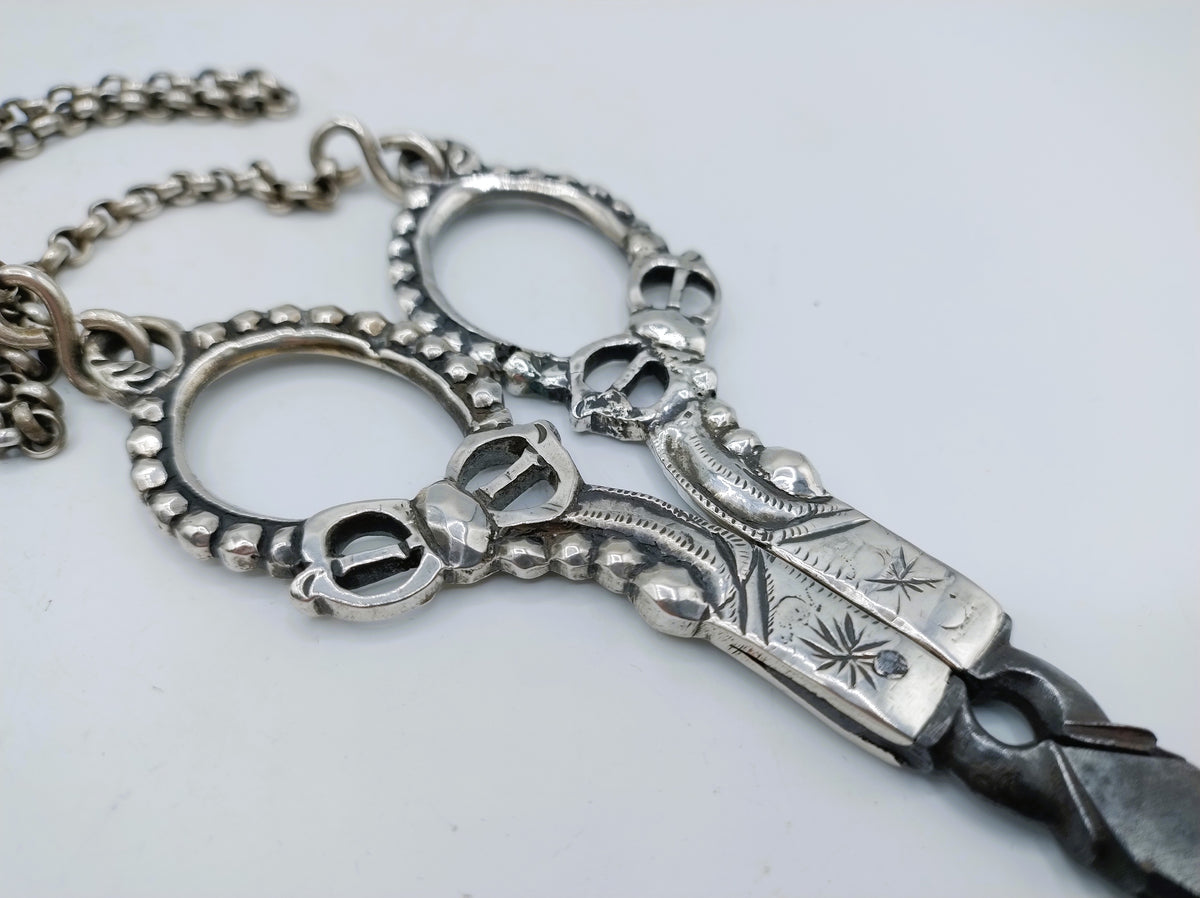 Zilveren chatelaine met ketting, twee ronde ringen en gegraveerd hangstuk