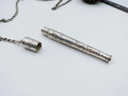 Zilveren chatelaine kettingdeel met gegraveerde buis en cilindrische afsluitdop