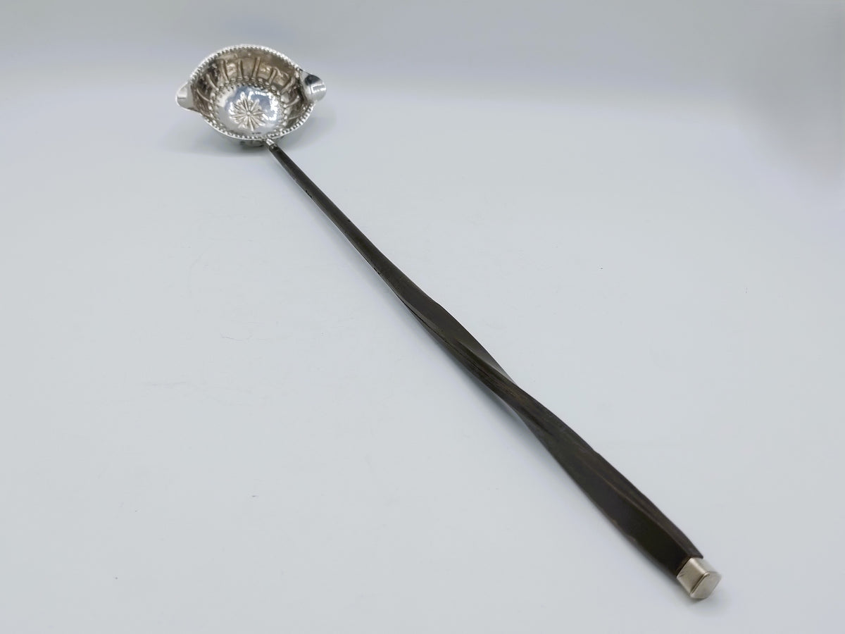Zilveren punch- of bowllepel met ebbenhouten steel, 18e eeuws