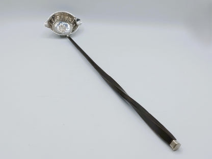 Zilveren punch- of bowllepel met ebbenhouten steel, 18e eeuws