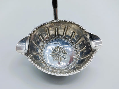 Zilveren punch- of bowllepel met ebbenhouten steel, 18e eeuws