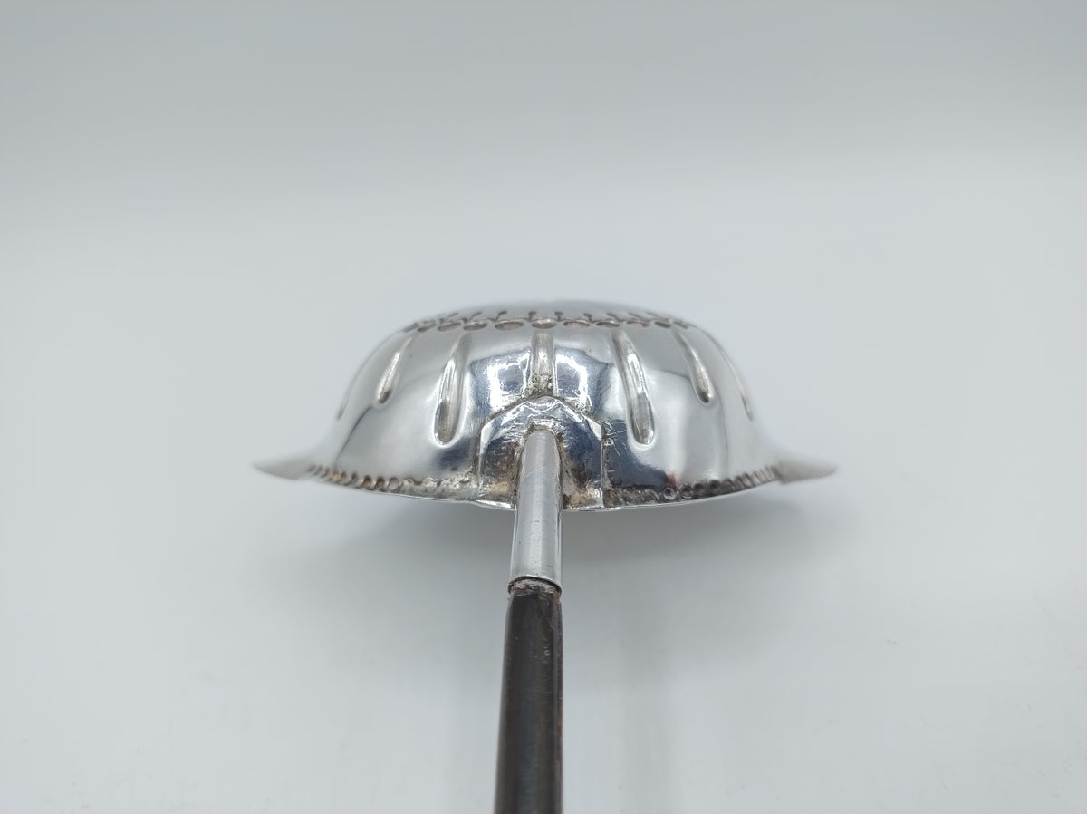 Zilveren punch- of bowllepel met ebbenhouten steel, 18e eeuws