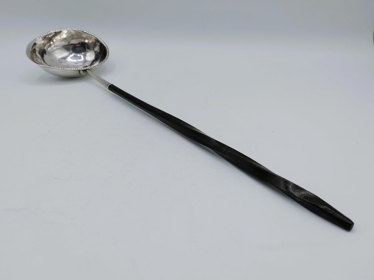 Zilveren punchlepel met lange donkere houten steel en ronde kom