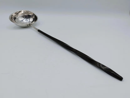 Zilveren punchlepel met lange donkere houten steel en ronde kom