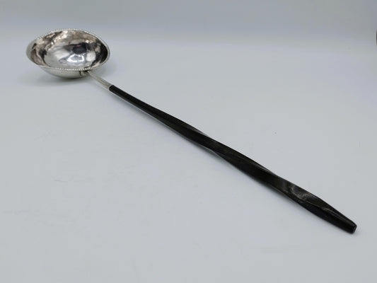 Zilveren punchlepel met lange donkere houten steel en ronde kom