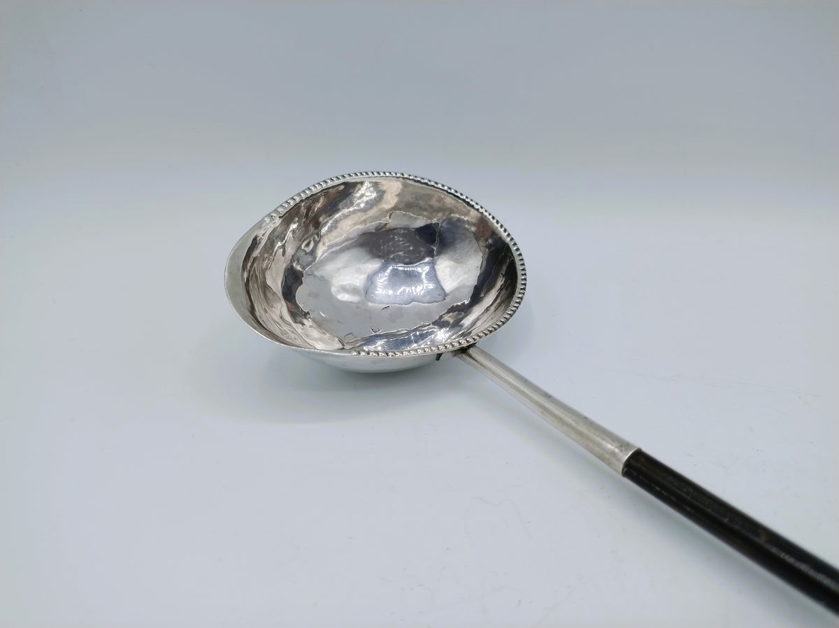 Punchlepel met zilveren kom, kralenrand en houten steel