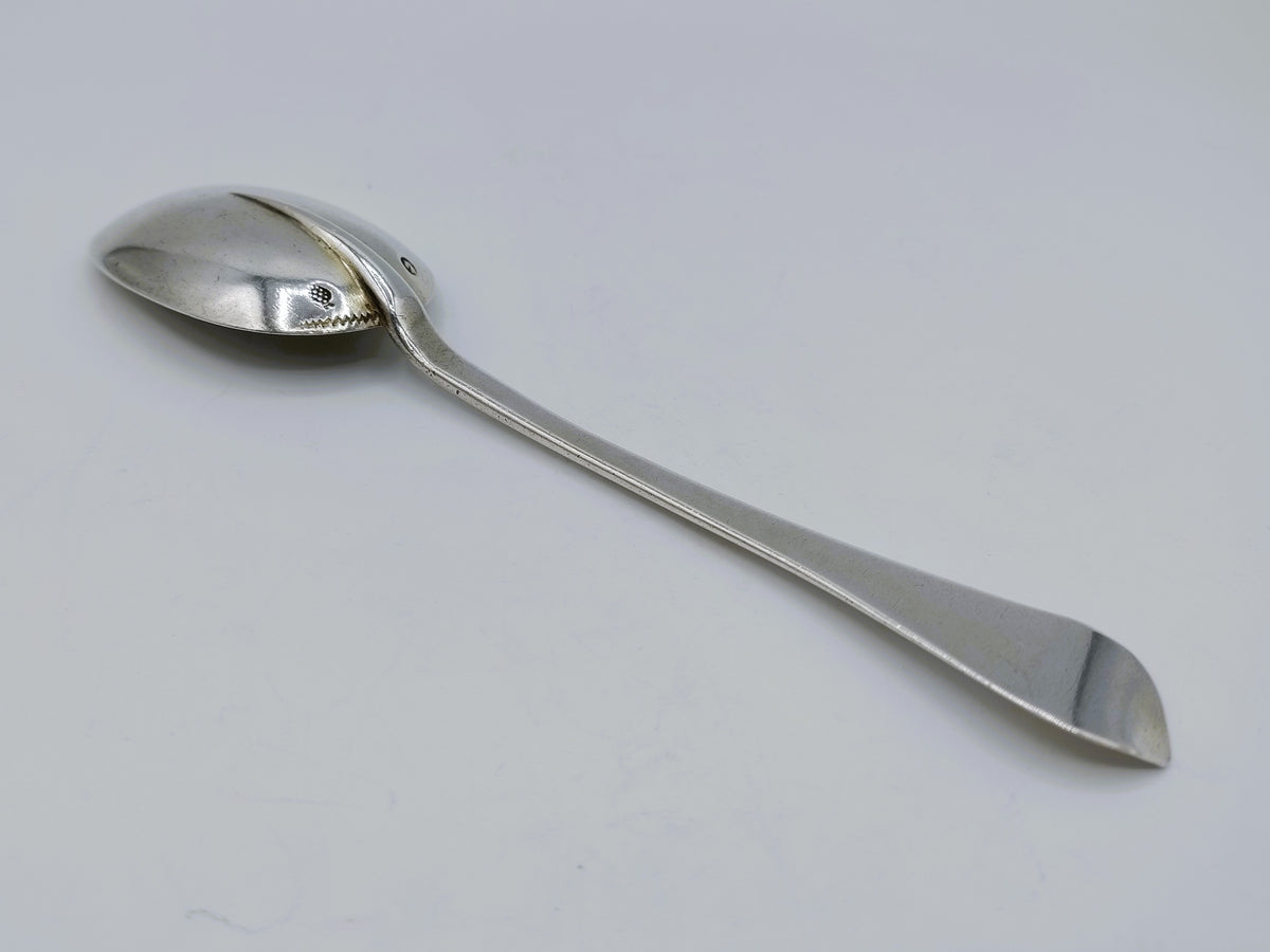 Zilveren lepel met ondiepe bak en steel met brede, vlakke punt
