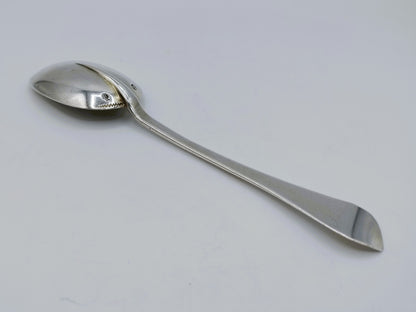 Zilveren lepel met ondiepe bak en steel met brede, vlakke punt