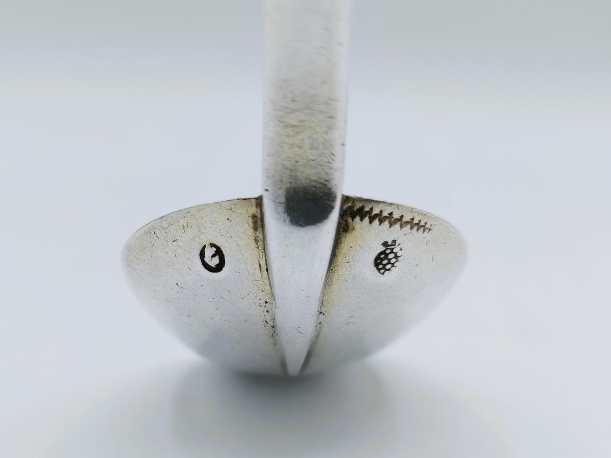 Zilveren lepel met keurmerken aan weerszijden van de steel