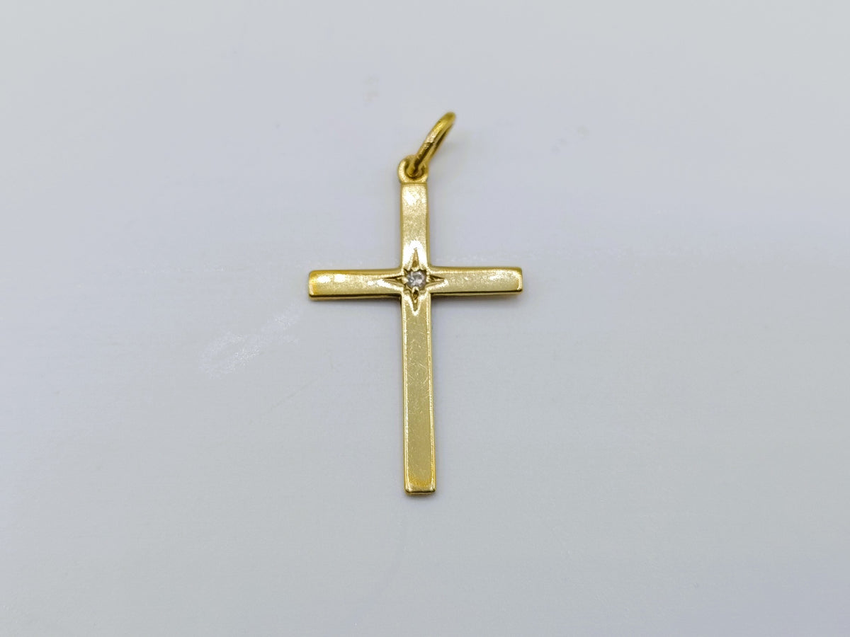 Gouden kruishanger met diamant, recht van voren