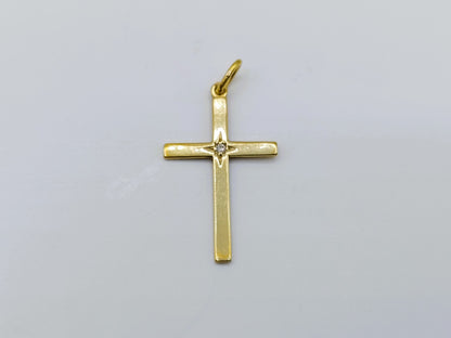 Gouden kruishanger met diamant, recht van voren