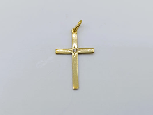 Gouden kruishanger met diamant, recht van voren