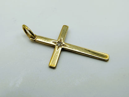 Gouden kruishanger met diamant, schuin van voren