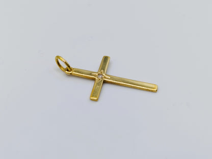 Gouden kruishanger met diamant, liggend in beeld