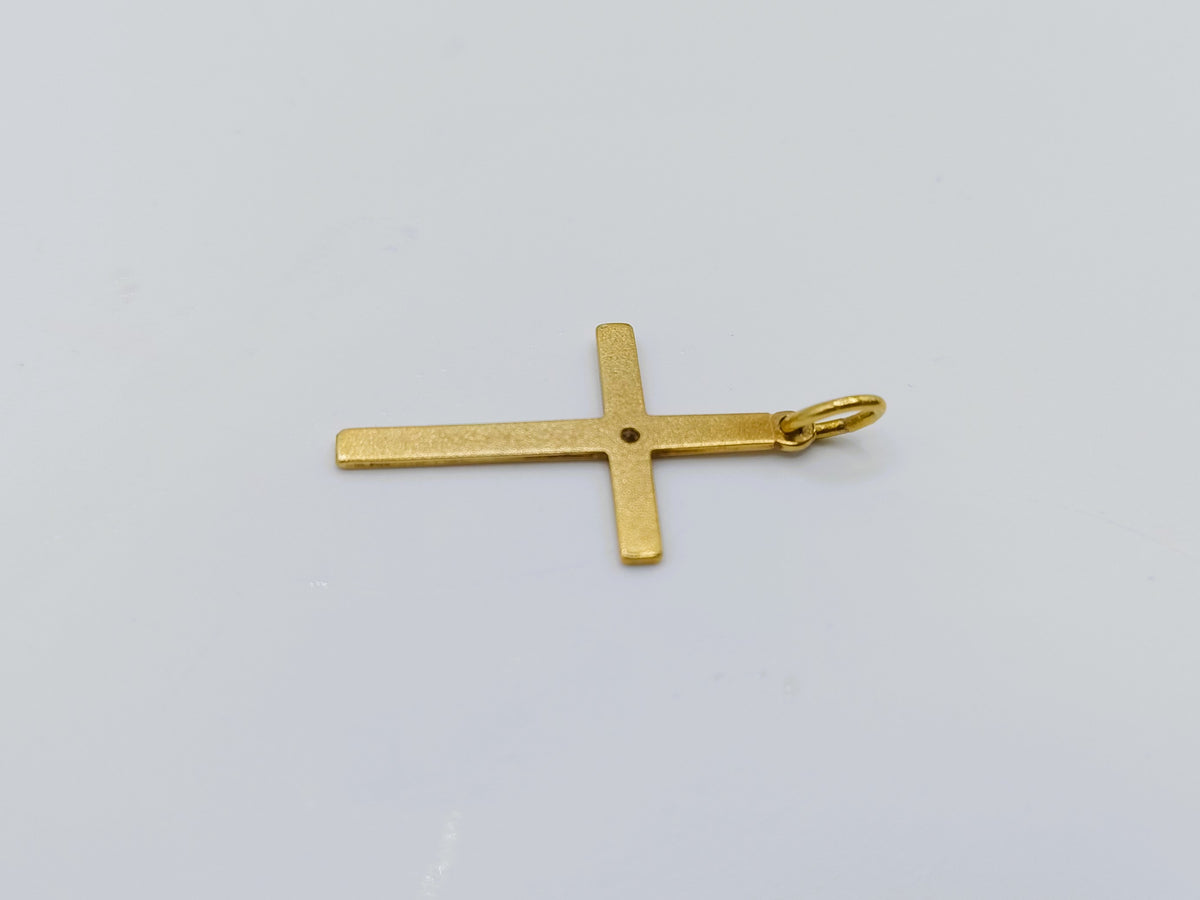 Achterkant van de gouden kruishanger, met klein gaatje in het midden