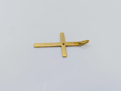 Achterkant van de gouden kruishanger, met klein gaatje in het midden