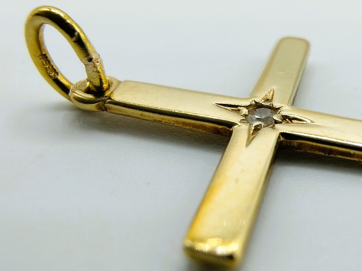 Gouden kruishanger met diamant, close-up van de steen en ophangoog