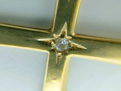 Close-up van de diamant in het midden van de gouden kruishanger