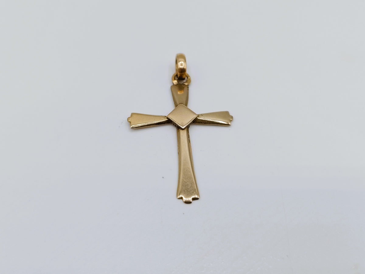 Gouden kruishanger van 14 karaat, recht van voren met brede armen en vierkant middenstuk