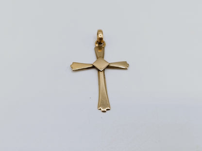 Gouden kruishanger van 14 karaat, recht van voren met brede armen en vierkant middenstuk