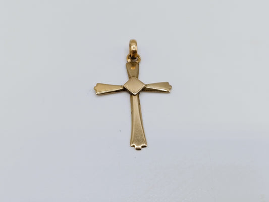 Gouden kruishanger van 14 karaat, recht van voren met brede armen en vierkant middenstuk