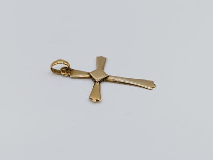 Gouden kruishanger van 14 karaat, liggend onder een hoek met zichtbare ophangring