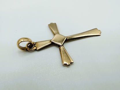 Gouden kruishanger van 14 karaat, schuin van boven met zichtbare ophangring