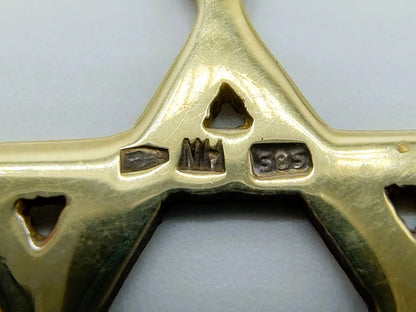 Detail van de goudkleurige hanger met 585-keurmerk