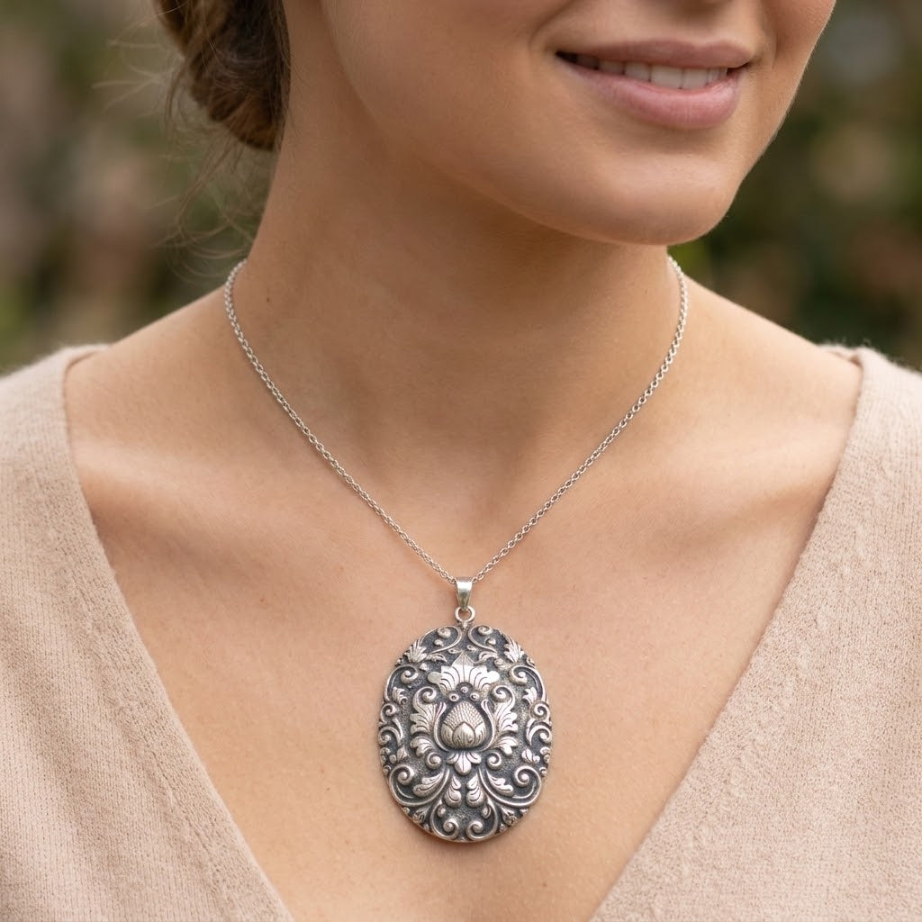 Zilveren djokja hanger met rond-ovale gegraveerde bloem, ketting en oogje