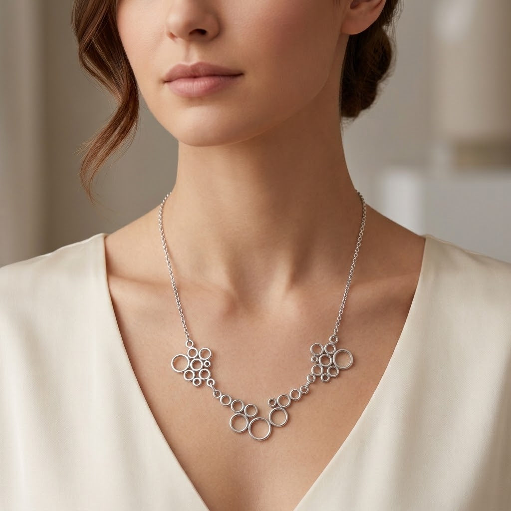 Zilveren designketting met ringvormige schakels, als halssieraad op model