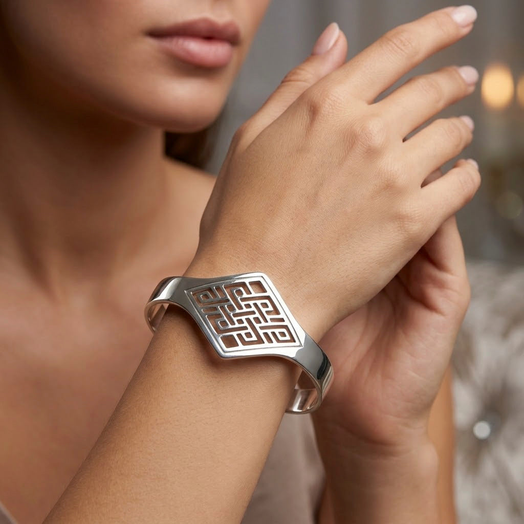 Zilveren bangle armband met keltisch patroon, brede schakel voor om de pols
