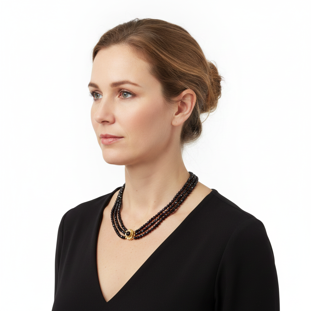 Garnet necklace with gold clasp, 41 cm
