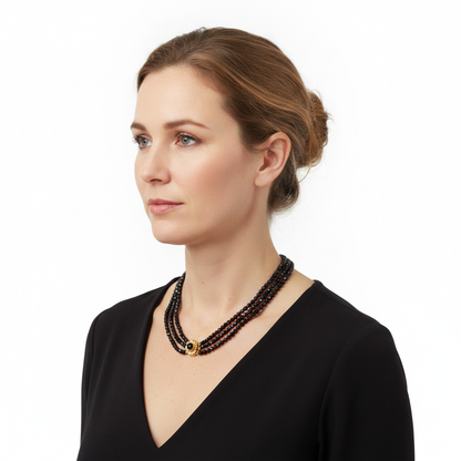 Garnet necklace with gold clasp, 41 cm