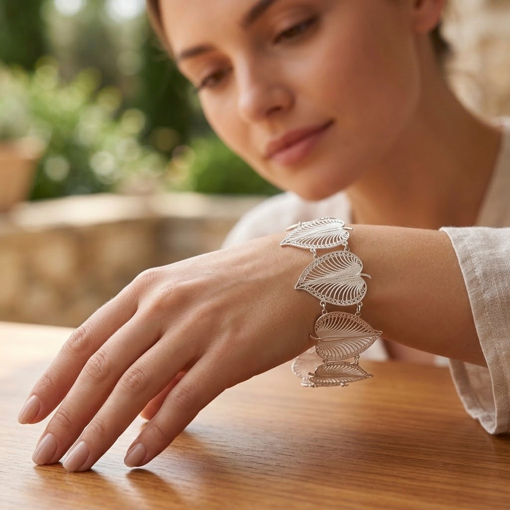 Zilveren filigrain armband met opengewerkte schakels, om de pols gedragen
