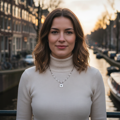 Zilveren designketting met kleine rechthoekige hanger aan schakelketting