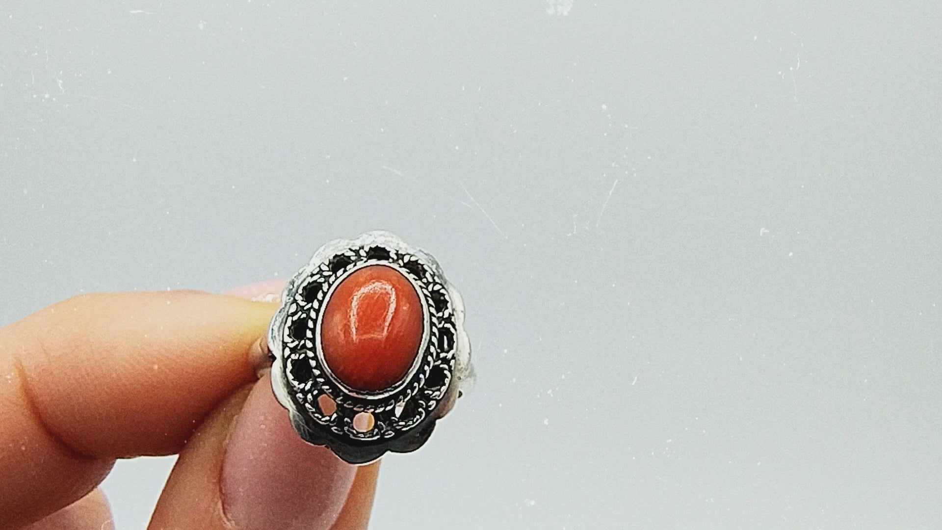 Video laden: UITGELICHT!!      Zilveren ring met cabochon geslepen bloedkoraal. 16.75mm