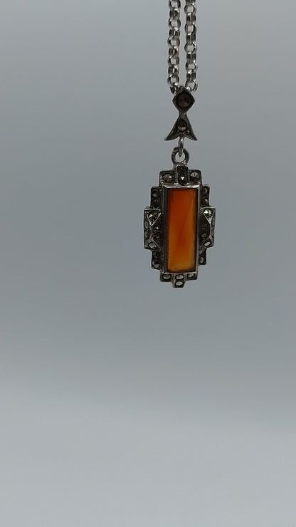 Silver jasseron necklace with carnelian pendant, 46.5 cm.