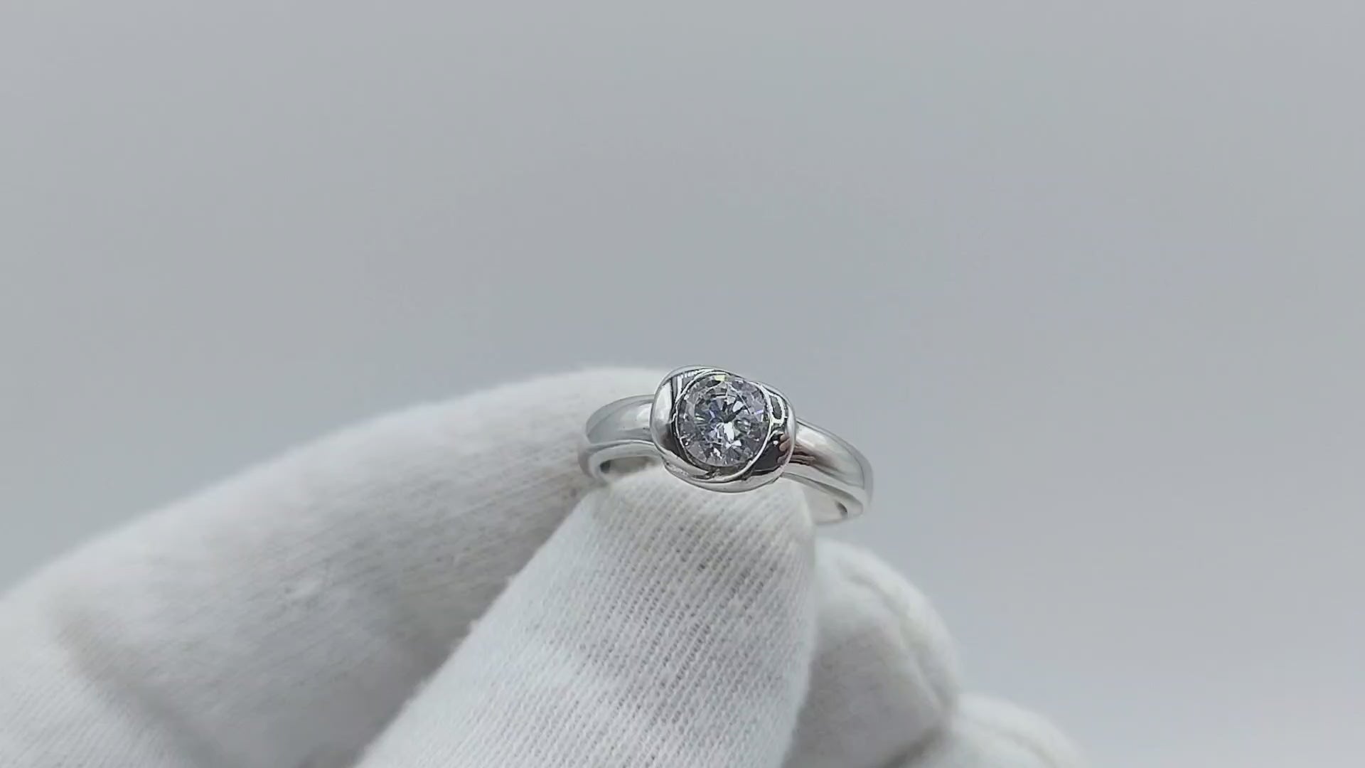 Load video: Silver ring set with cut jets, 18 mm. The center features a cut jet measuring 4 x 8 mm. The ring is in excellent condition. €80.00