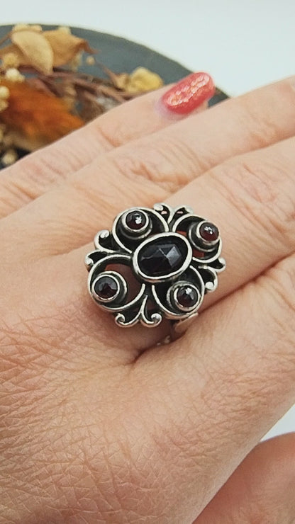 Silver vintage ring with 5 cut garnets, 19.5 mm