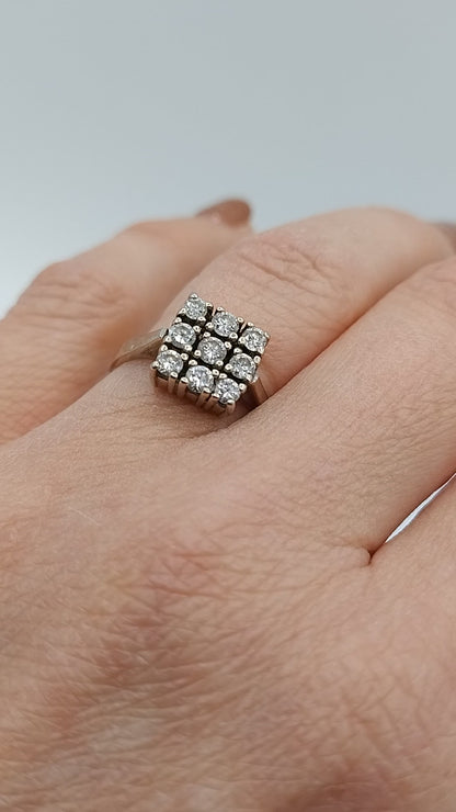 Weißgoldring, besetzt mit 9 Diamanten, ca. 0,90 ct, 17 mm