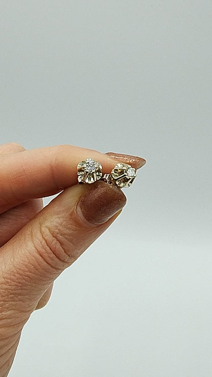 White gold stud earrings with diamonds. (0.30ct)