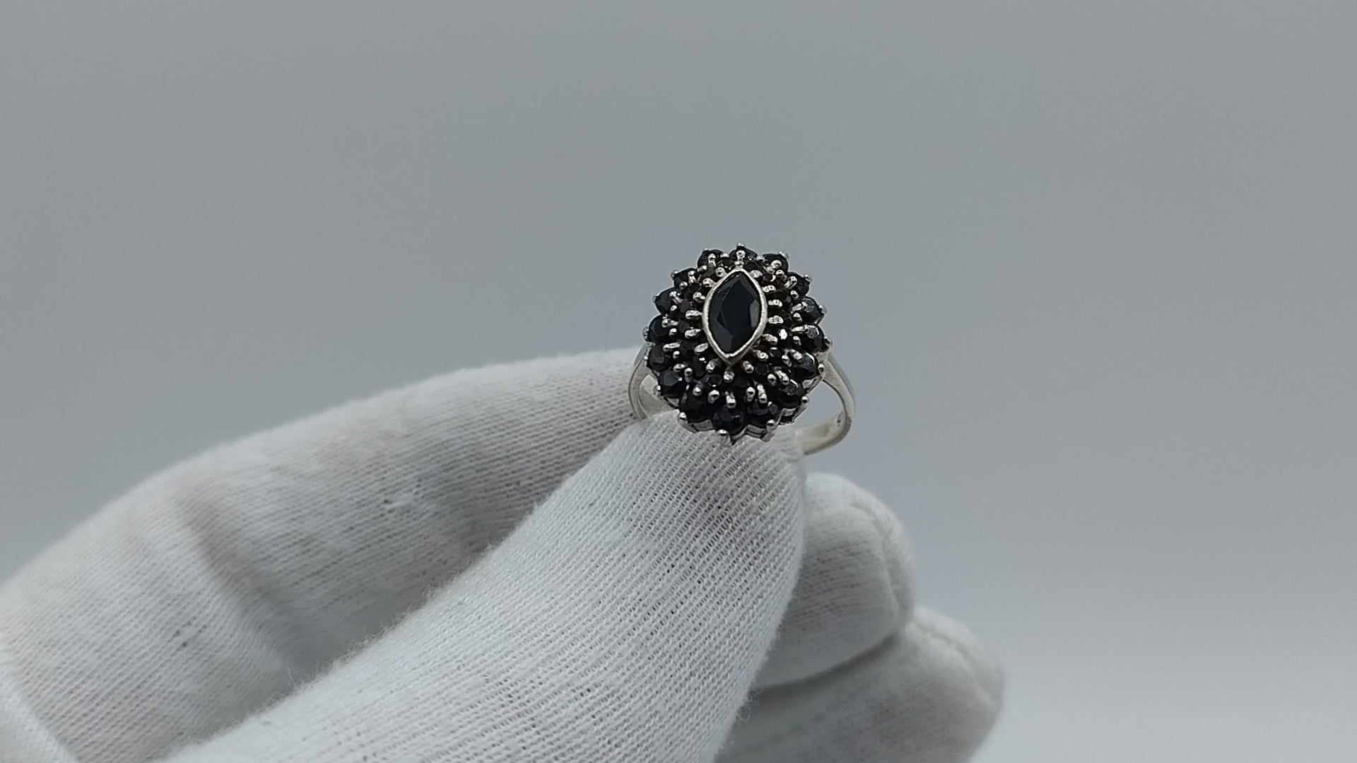 Video laden: Zilveren ring bezet met geslepen gitten, 18 mm. In het hart een geslepen git met als afmetingen: 4 x 8 mm.De ring is in prima conditie. €80,-